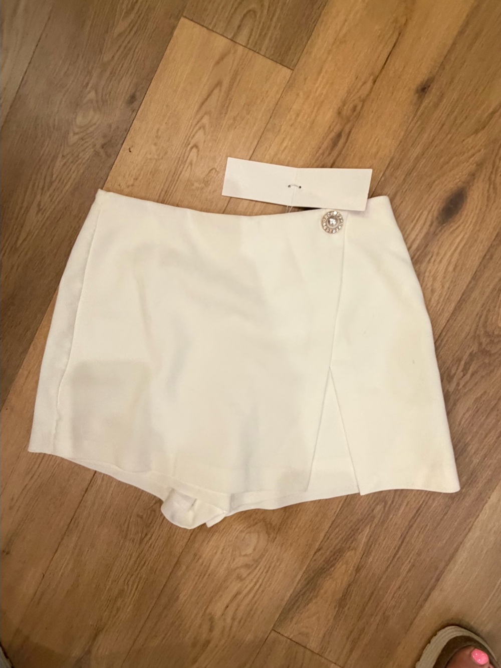 Alexia Admor White Women’s Skort with Decorative Button